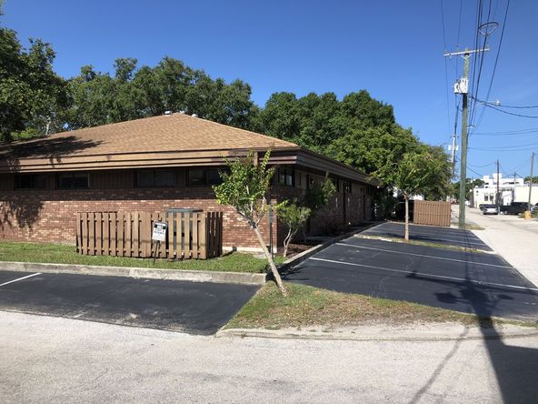 GREAT BUILDING TO BUY OR LEASE!: 1991 Hyde Park St, Sarasota, FL 34239